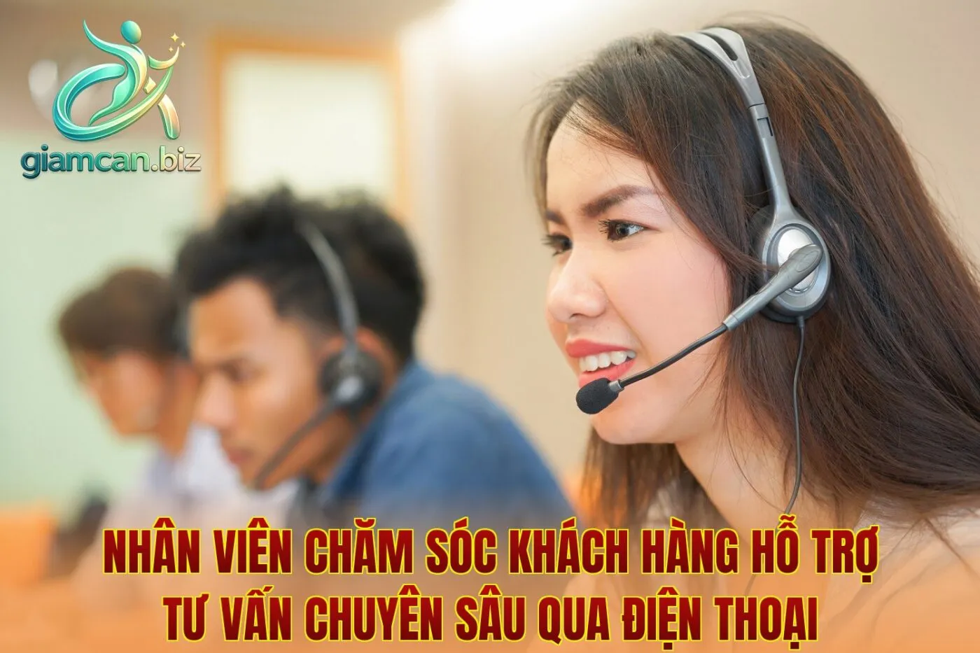 Nhân viên chăm sóc khách hàng hỗ trợ tư vấn chuyên sâu qua điện thoại