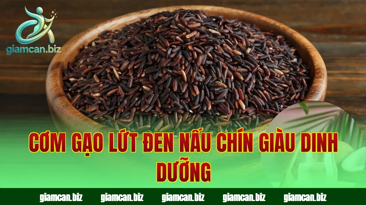Cơm gạo lứt đen nấu chín giàu dinh dưỡng