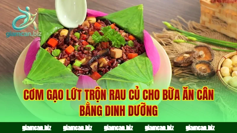 Cơm gạo lứt trộn rau củ cho bữa ăn cân bằng dinh dưỡng