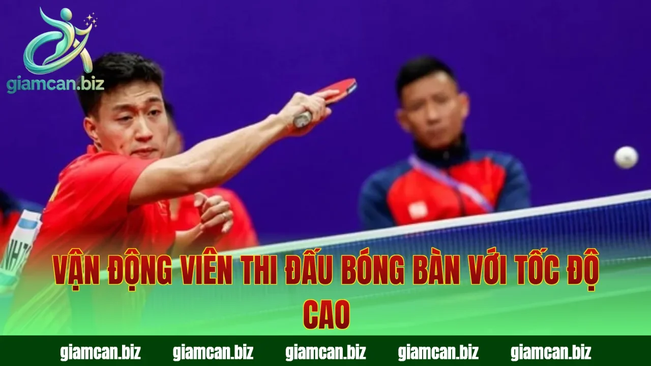 Vận động viên thi đấu bóng bàn với tốc độ cao